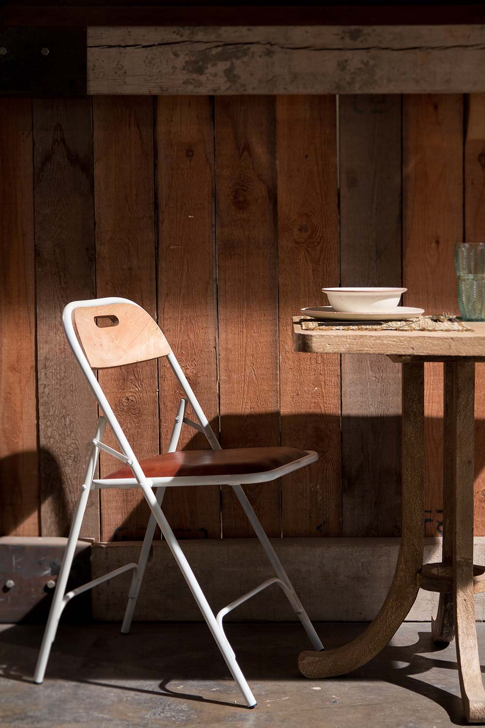 Tables et chaises pour cafétéria.