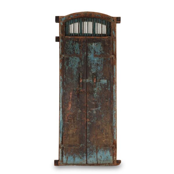 Ancienne grande porte en bois.