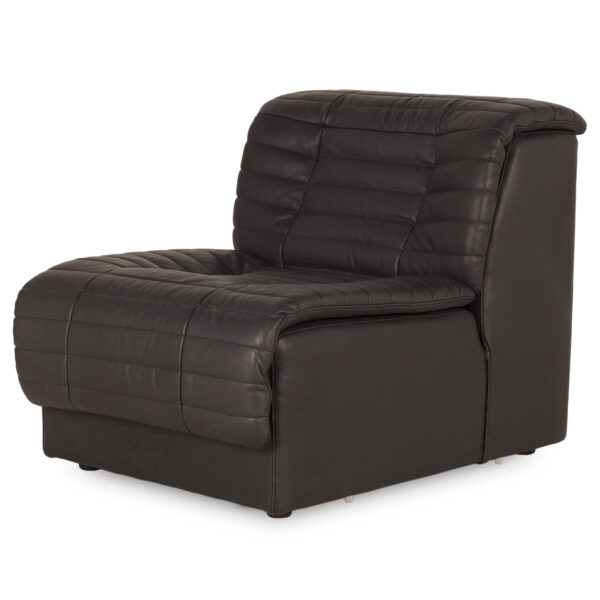 Sillón de piel negra.